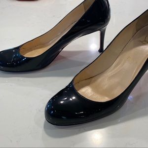 Black patent LOUBOUTINS!